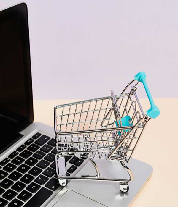 Persona comprando en línea sin tarjeta